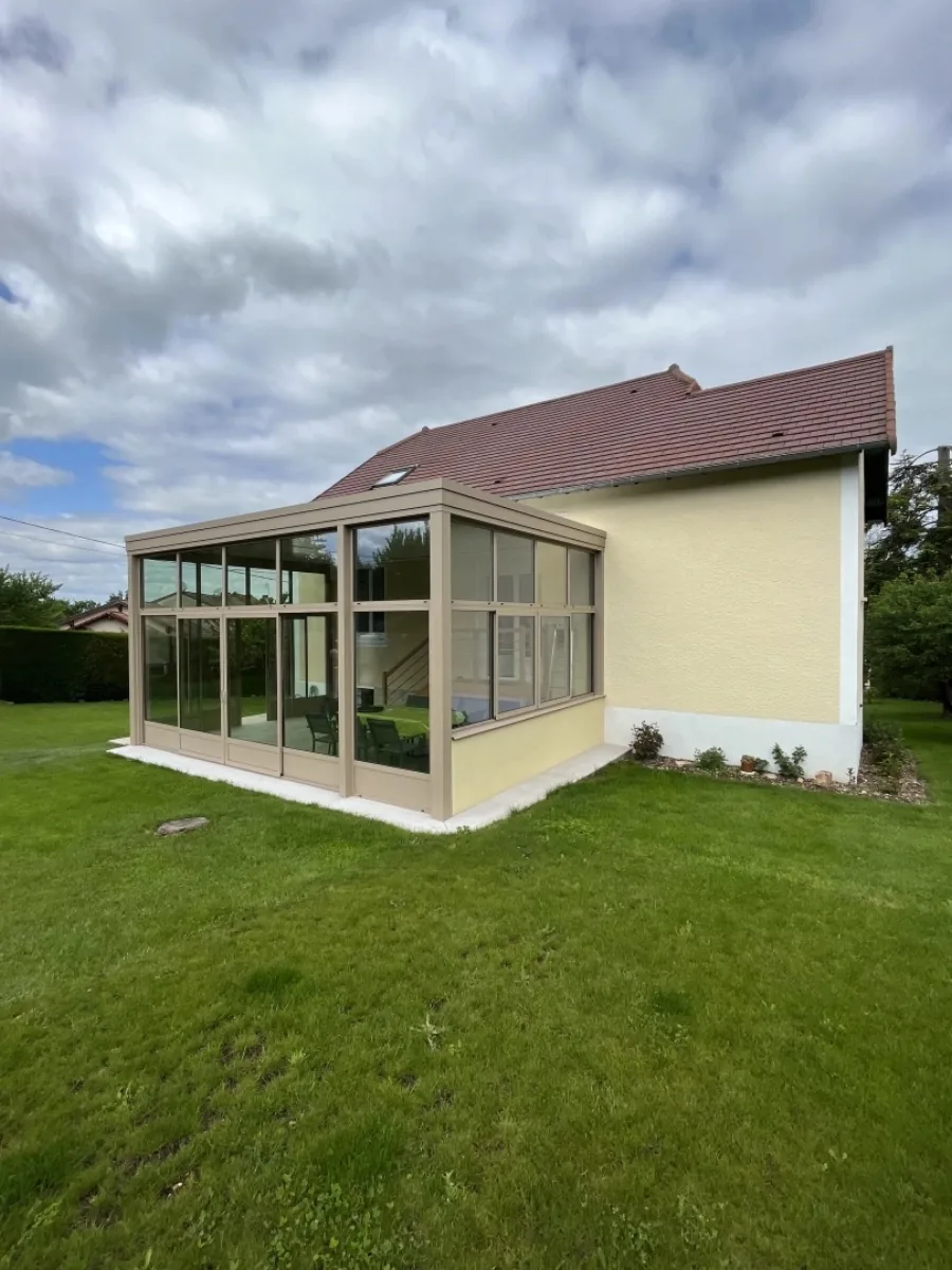 belle véranda aluminium sur mesure fabriquée à Vichy par Meridia
